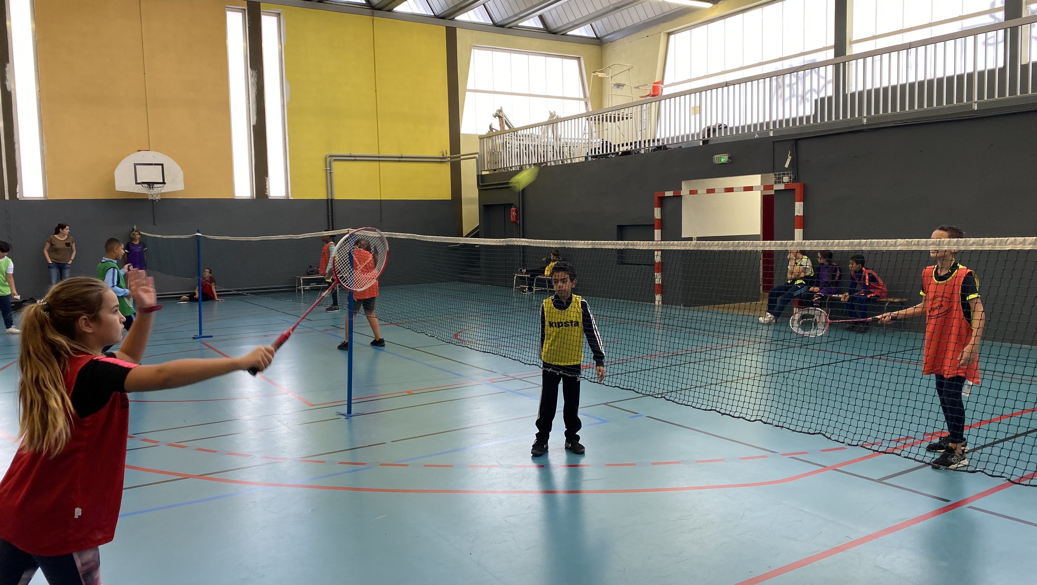 Match de badminton entre deux élèves de 6° et arbitré par un 6°.
